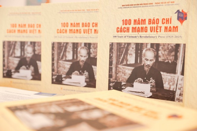 有关越南革命新闻100年的画册首次发布。图自越通社