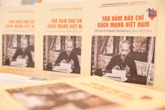 有关越南革命新闻100年的画册首次发布。图自越通社