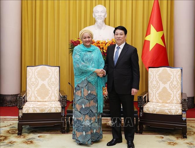 越南国家主席梁强与联合国副秘书长阿米娜·穆罕默德亲切握手。图自越通社
