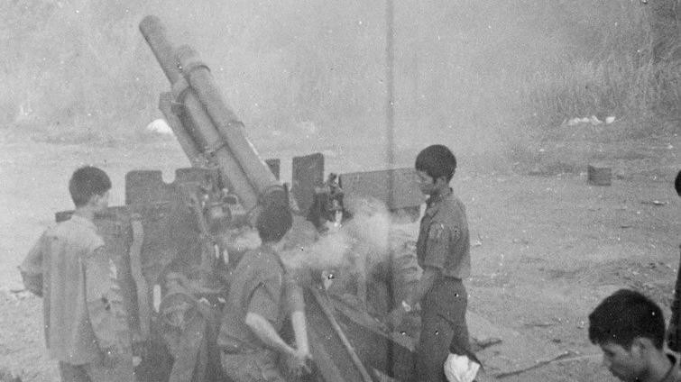 解放军大炮向边和机场鸣炮。图自越通社