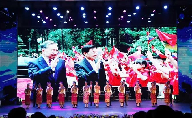 赞美越老特殊关系的节目。图自越通社