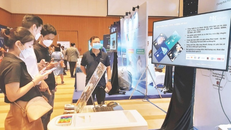 胡志明市介绍各种数字化转型解决方案。图自人民报