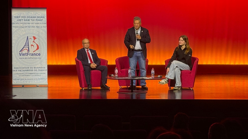 法国越南企业家协会主席阮海南在研讨会上与学生们交流。图自越通社