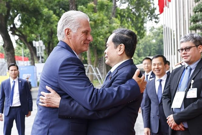 越南国会主席陈青敏和古共中央第一书记、国家主席迪亚斯-卡内尔。图自越通社