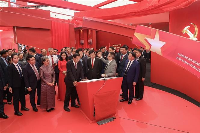 梅文政副总理与老挝和柬埔寨领导参观“独立—自由—幸福80年征程”国家成就展。图自越通社