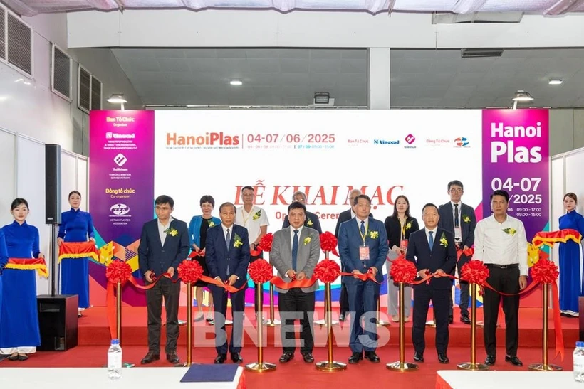 2025年第十三届越南河内塑料橡胶展览会开幕剪彩仪式。图自越通社
