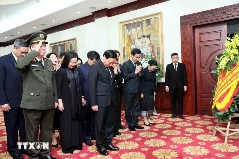国会副主席阮克定率团前往老挝驻河内大使馆，吊唁老挝党和国家前主席坎代逝世。图自越通社