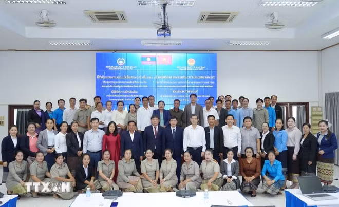 出席培训班开幕式的代表合影。图自越通社