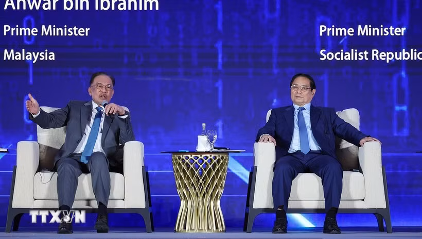 越南总理范明政与马来西亚总理出席人工智能相关讨论会。图自越通社