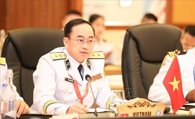 越南人民海军司令陈青严中将出席并在会议上发表讲话。图自越通社
