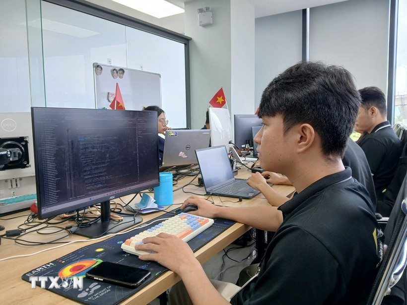 初创企业人员在岘港软件园区集中式信息技术中心工作。图自越通社