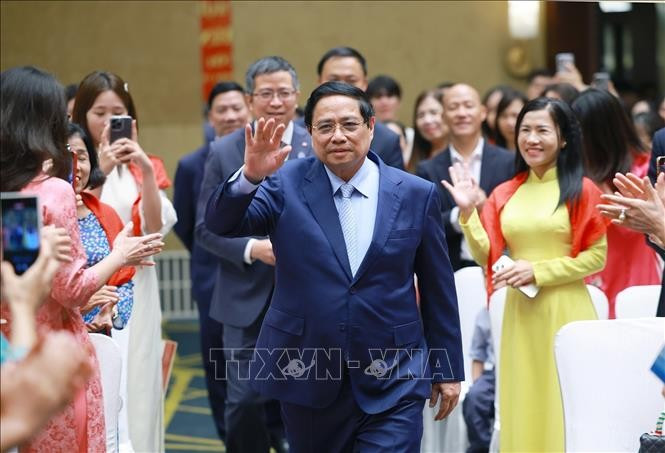 越南政府总理范明政与旅居中国越南人社群亲切会面交流。图自越通社
