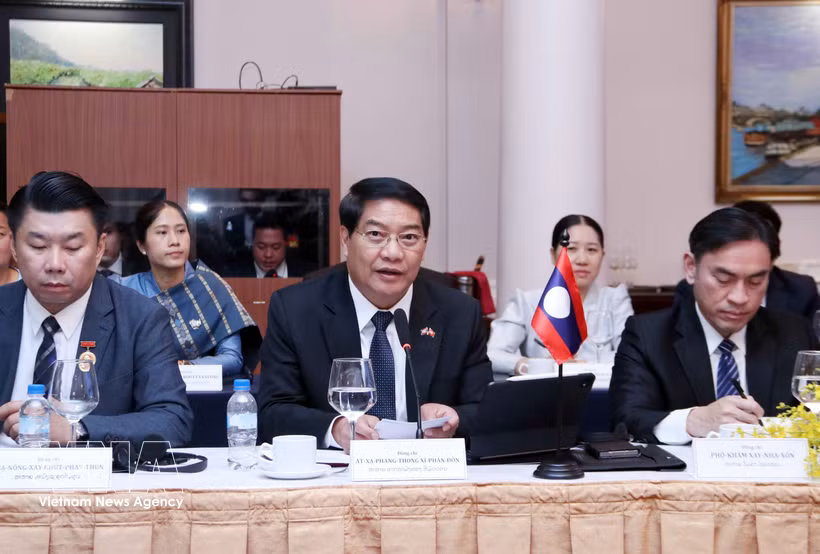 老挝万象市委书记、市人民议会主席阿萨庞通·西潘敦在会上发表讲话。图自越通社
