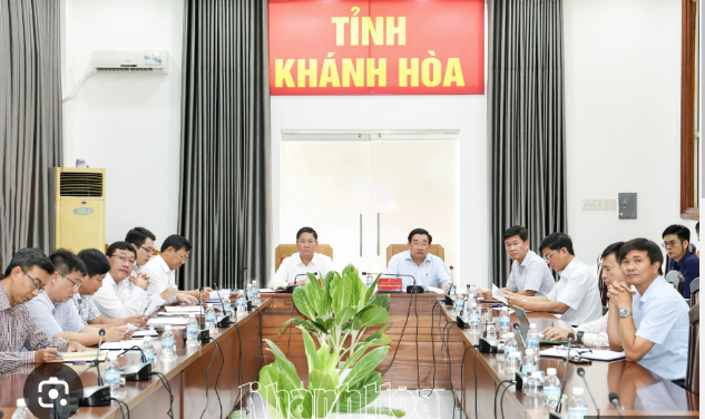 庆和省人民委员会以线上方式与法国发展署举行工作会议。图自庆和报