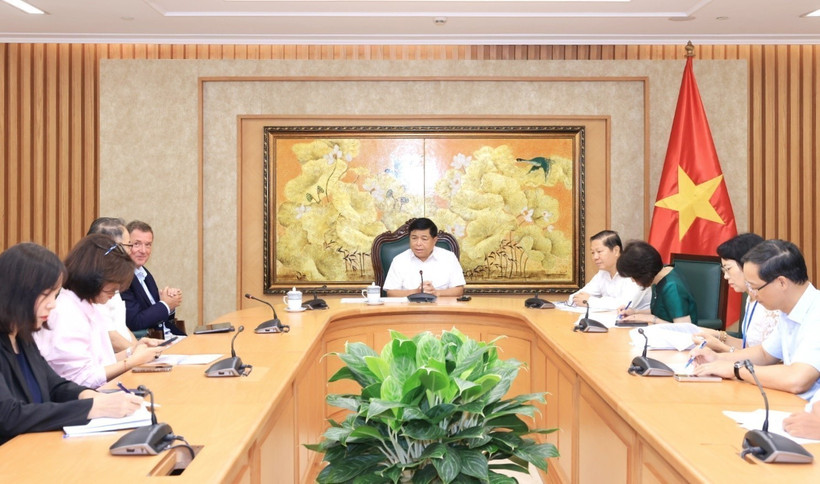 越南政府副总理阮志勇在会见德国Avestos集团总裁克劳斯-迈克尔·库恩。图自越通社