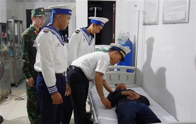医生们对患者表示亲切问候。图自越通社