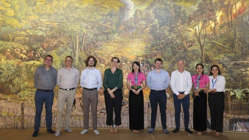 法国专家代表团在越南奠边府大捷博物馆参观体验3D展示空间。图自法国驻越南大使馆