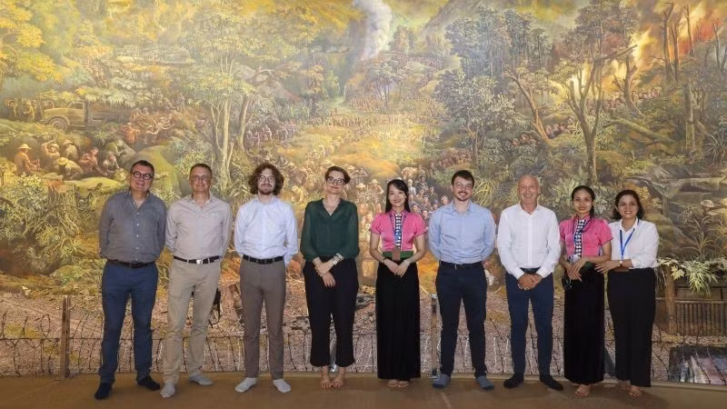 法国专家代表团在越南奠边府大捷博物馆参观体验3D展示空间。图自法国驻越南大使馆