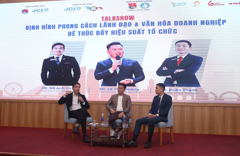 代表们在活动上发表意见。图自越通社