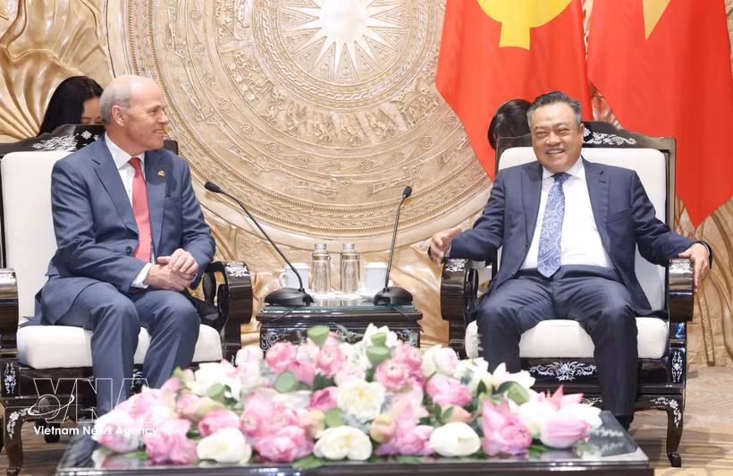 中央书记处书记、中央检查委员会主任陈士青会见加拿大驻越南大使吉姆·尼克尔。图自越通社