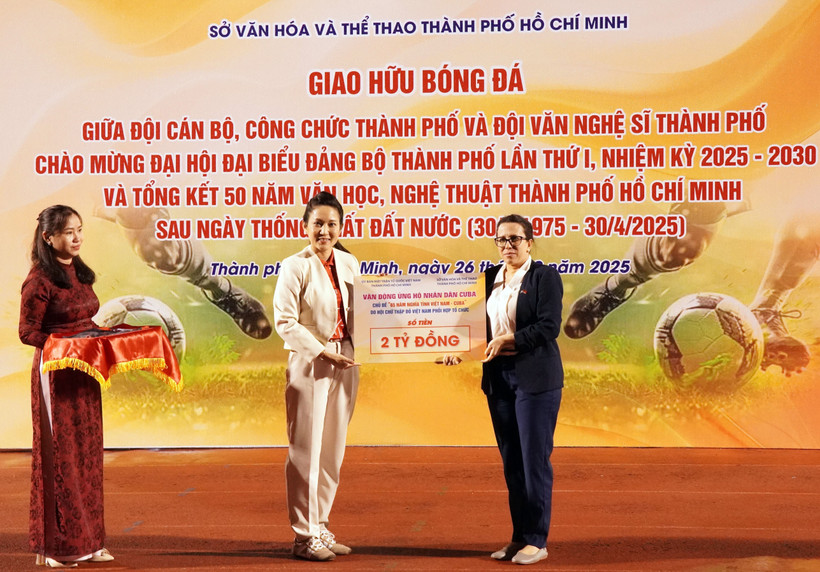 组委会将所募集到的20亿越盾善款，转交给古巴驻胡志明市总领事阿里阿德涅·费奥·拉布拉达。图自越通社