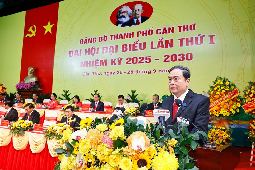 越共中央政治局委员、国会主席陈青敏出席并发表指导讲话。图自越通社
