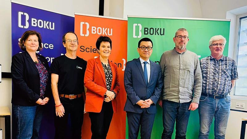 越南驻奥地利大使武黎太黄与维也纳农业大学代表合影。（越南驻奥地利大使馆供图）