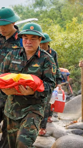 点亮英烈回归之路