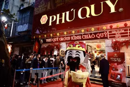 人们在富贵集团的一家金店买黄金，寄望新的一年吉祥如意、财源广进。图自越通社
