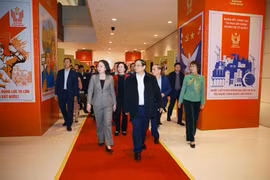 范明政总理视察了由越南通讯社制作的、展示各时期爱国竞赛运动图片的展区。图自越通社