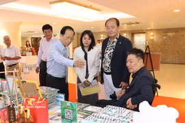 永隆省代表介绍该省的特色产品。图自越通社
