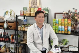 KQ贸易公司首席执行官、越南—澳大利亚物流与投资协会主席阮青平接受越通社驻悉尼记者的采访。图自越通社