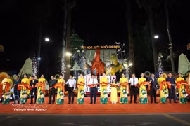胡志明市第46届迎春花展开幕剪彩仪式。图自越通社