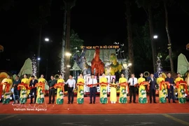 胡志明市第46届迎春花展开幕剪彩仪式。图自越通社