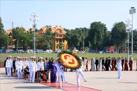 出席全国爱国竞赛大会的代表团拜谒胡志明主席陵