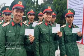 一大早，广治省草洲特区干部、战士及当地选民便踊跃参与投票。图自越通社