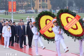 越南党和国家领导人春节前入陵瞻仰胡志明主席遗容。图自越通社