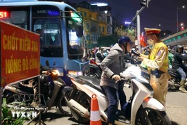 ​大年初一晚上越南全国逾1600起酒驾违规行为被查处。图自越通社