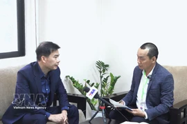 柬埔寨国民议会副秘书长兼国会咨询委员会主席谢万那烈（Chheang Vannarith）接受越通社驻金边记者采访。图自越通社