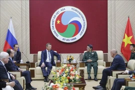 越俄热带中心主任邓鸿展少将会见俄罗斯联邦委员会第一副主席亚茨金一行。图自越通社