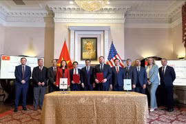 越南平山炼油化工厂代表与美国ADM亚太贸易有限公司代表签署合作谅解备忘录。图自越通社
