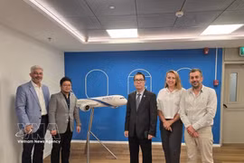 越南驻以色列商务参赞黎泰和（中）及越南驻以色列大使馆代表严春海灯、与以色列航空公司商务总经理及领导层合影。图自越通社