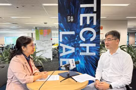 悉尼科技大学环境与水中心主任、澳大利亚越南专家与知识分子协会主席严德龙教授在接受越通社驻澳大利亚记者采访。图自越通社