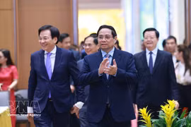 越南政府总理范明政在2026年春节假期后的首个工作日会见了政府办公厅全体干部、职员。图自越通社