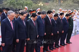 各位代表敬香缅怀胡志明主席。图自越通社