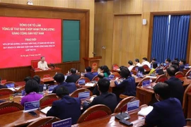 越共中央总书记苏林与学员们交流。图自越通社