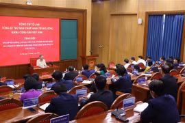 越共中央总书记苏林与学员们交流。图自越通社