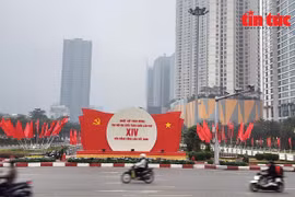 河内三环路-陈维兴交叉路口焕然一新，披上绚烂色彩。图自越通社
