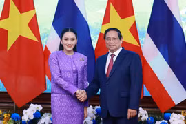 越南政府总理范明政与泰国总理佩通坦·钦那瓦共同主持第四次越泰联合内阁会议