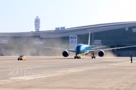 越南国家航空公司的波音787飞机首航降落隆城国际机场。图自越通社